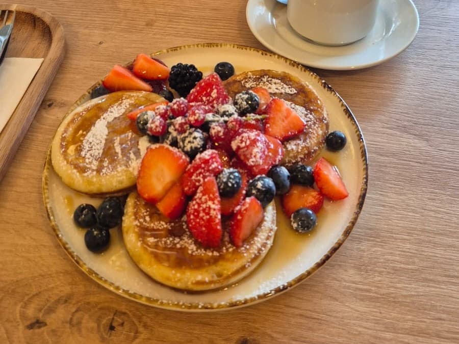 Pancake mit Ahornsirup & frischen Früchten
